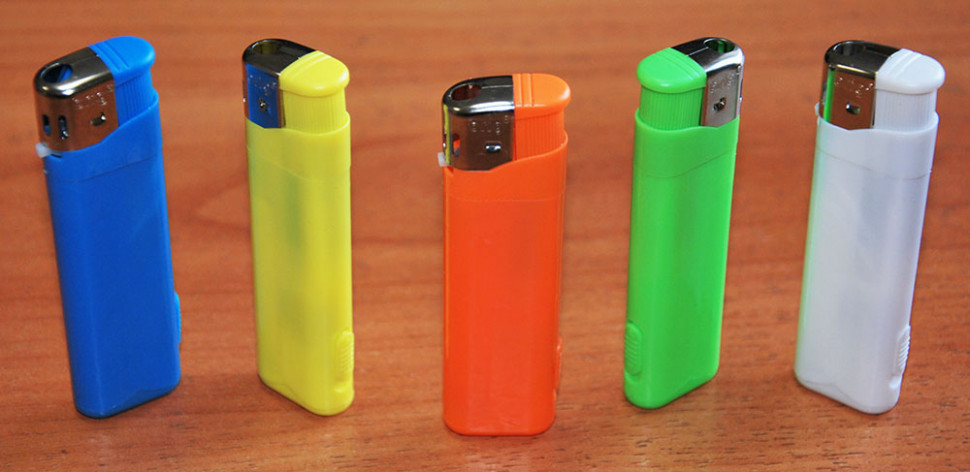 Зажигалка пьезо многоразовая с фонариком 50 штук в блоке / зажигалки под нанесение логотипа В812 5 цветов