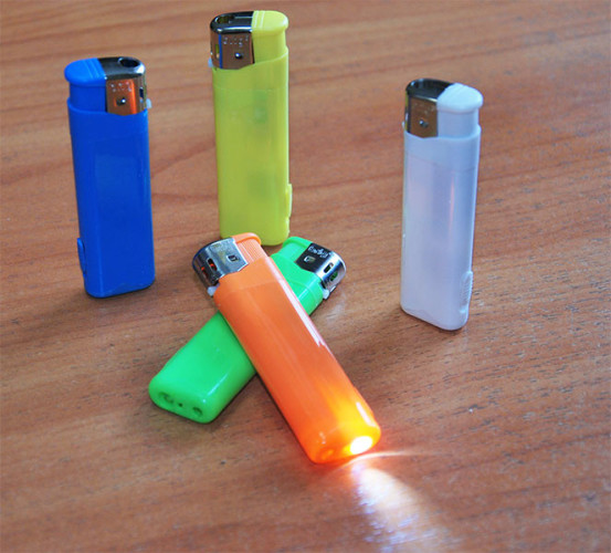 Зажигалка пьезо многоразовая с фонариком 50 штук в блоке / зажигалки под нанесение логотипа В812 5 цветов