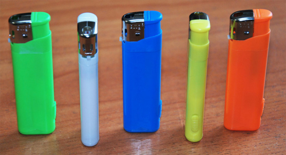 Зажигалка пьезо многоразовая с фонариком 50 штук в блоке / зажигалки под нанесение логотипа В812 5 цветов