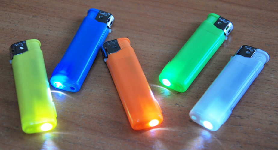 Зажигалка пьезо многоразовая с фонариком 50 штук в блоке / зажигалки под нанесение логотипа В812 5 цветов
