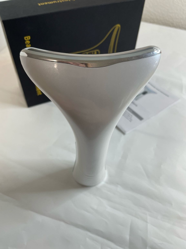 Электрический массажер микротоковый  для лица и шеи с LED-терапией